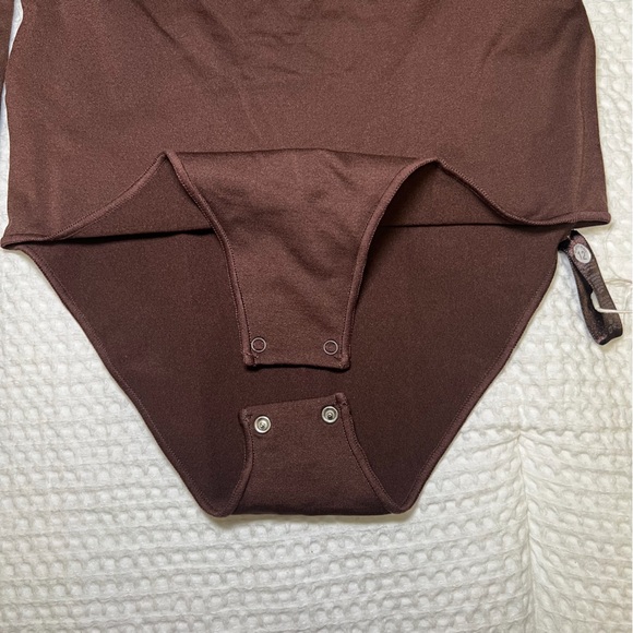 SKIMS Off the shoulder Long Sleeve Bodysuit - Picture 3 of 3